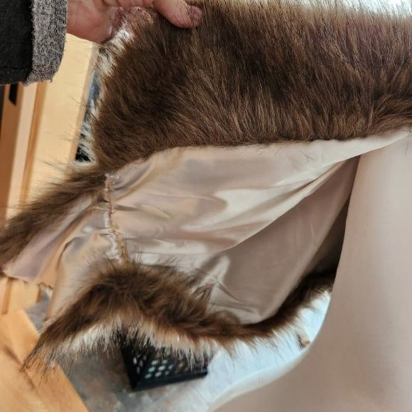 Faux fur stole/cape - Picture 5 of 5